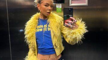 Een meisje maakt een liftselfie met een belly chain om.