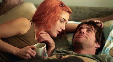 Joel en Clementine liggen samen in bed.