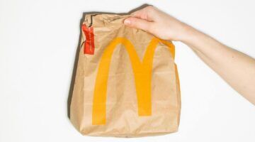 Een zak McDonald's.