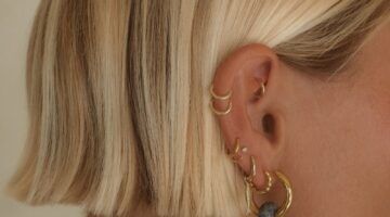blond meisje met gouden oorbellen in