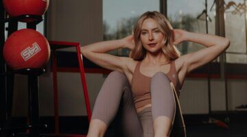 Vrouw doet sit-ups in de sportschool.