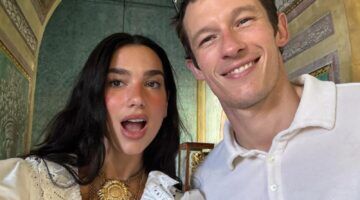 Dua Lipa en haar verloofde maken een vakantieselfie.