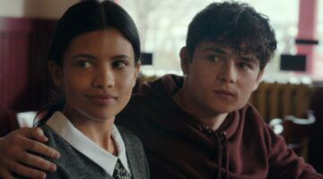 Scène uit My Life with the Walter Boys waar Jackie en Alex naast elkaar zitten.