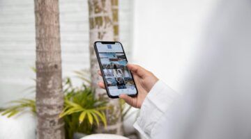 Iemand is aan het scrollen op de telefoon.