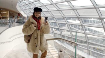 Een vrouw op een vliegveld.