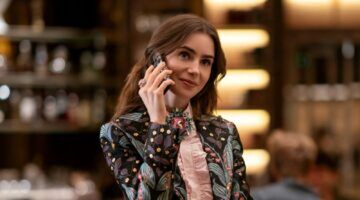 Emily is aan het bellen op kantoor.