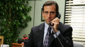 Man uit The Office aan de telefoon.