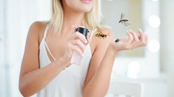 Een vrouw die parfum opspuit en insecten die daarop afkomen.