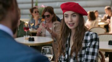 Emily uit Emily in Paris op het terras.