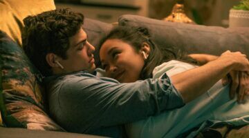 Lara Jean en Peter Kavinsky uit To All The Boys I've Loved Before liggen samen op de bank.