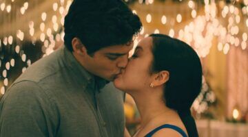 Lara Jean en Peter zoenen.