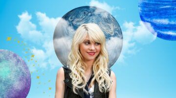 Jenny Humprey uit Gossip Girl met een paar blauwe planeten