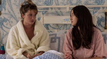 Belly en Taylor van The Summer I Turned Pretty zitten samen in bed.