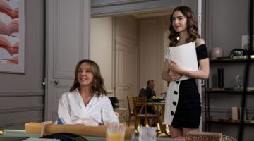 Sylvie en Emily uit Emily in Paris in hun kantoor.