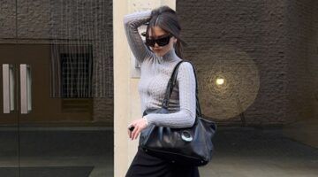 Vrouw poseert in een turtleneck.