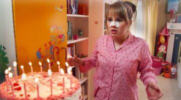 Vrouw kijkt bang naar verjaardagstaart 16 wishis.