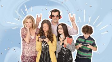 Een familie van vijf staat voor een blauwe achtergrond. Foto uit: Modern Family.