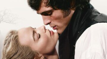 Man en vrouw kijken zwoel naar elkaar. Ze staan op het punt elkaar een kus te geven. Wuthering Heights 2026