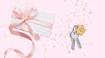 Een cadeautje en een huissleutel voor een roze glitterachtergrond