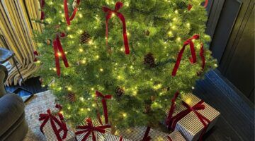 Een kerstboom met cadeautjes eronder.