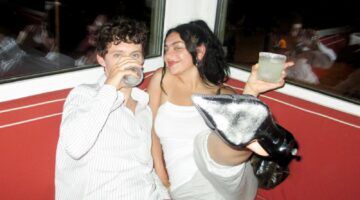 Charli xcx en Troye Sivan drinken samen een drankje.