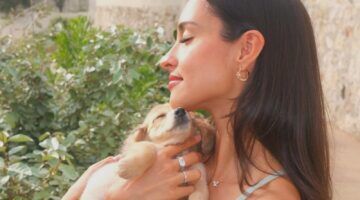 Alexandra Saint Mleux met haar hond Leo