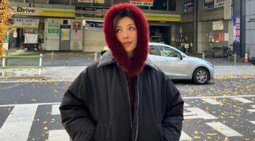 Lily Muni He poseert vooor een foto. Ze draagt een dikke winterjas