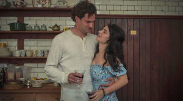 De twee hoofdrolspelers in Behind Her Eyes kijken verliefd naar elkaar.