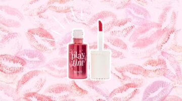 Playtint van Benefit Cosmetics staat voor een kusjes achtergrond