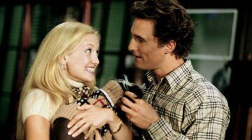 Vrouw schaamt zich voor haar vriend.