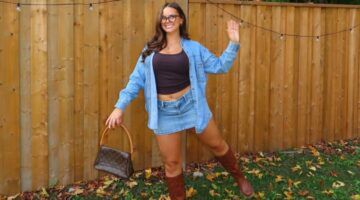 Meisje lacht naar de camera in een speelse pose.