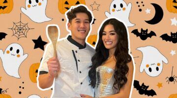Koppel staat in Halloween kostuum voor een drukke Halloween achtergrond.