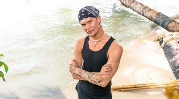 Koen van Dijk kijkt stoer. Hij doet mee aan het programma: Expeditie Robinson.