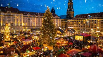 Besneeuwde kerstmarkt in Dresden, Duitsland.