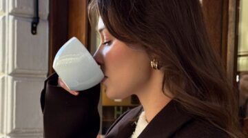 Meisje drinkt uit een kopje.