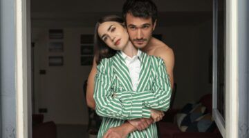 Emily in de armen van Marcello in Emily in Paris.