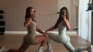 Twee meiden stretchen in de sportschool.