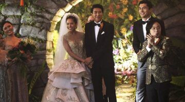 Een bruidspaar bij het altaar.