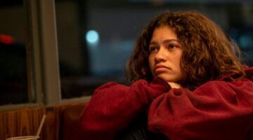 Rue uit Euphoria kijkt verdrietig.