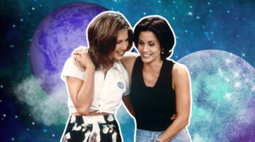 Monica en Rachel uit Friends knuffelen.