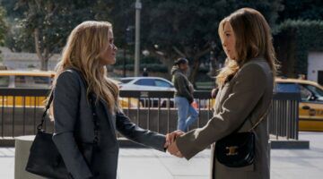 De twee hoofdpersonages uit The Morning Show schudden elkaars handen.