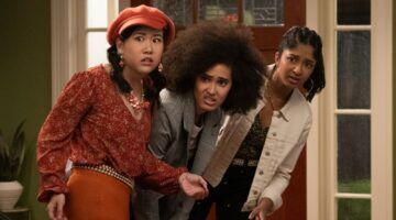 Devi, Fabiola en Eleanor uit Never Have I Ever kijken alle drie geschokt.