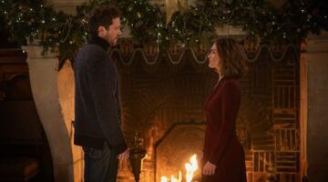 Twee mensen staan tegenover bij de openhaard.