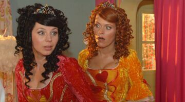 Scène uit K3 en de Kattenprins. Kristel en Karen kijken geschokkeerd.