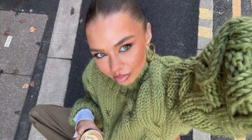 Jonge vrouw maakt een selfie.