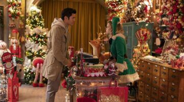 Twee mensen staan in een kerstwinkel.