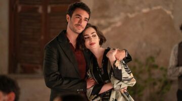 Emily uit Emily in Paris knuffelt met haar vriend.