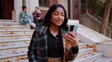 Devi kijkt op haar telefoon.