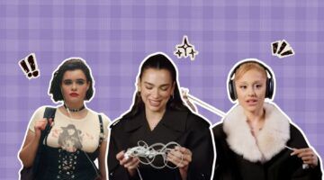 Drie meiden met oortjes met draad in.