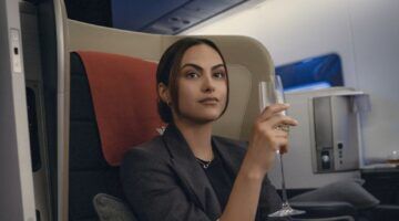 Ana Santos zit in een vliegtuig in de film Upgraded.